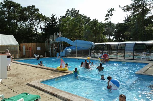 la piscine extérieure, la piscine couverte et le toboggan aquatique camping les samaras Saint Jean de Monts Vendée