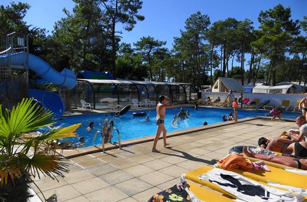 La piscine extérieure
